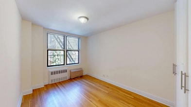 325 W 13th St in New York, NY - Building Photo - Building Photo