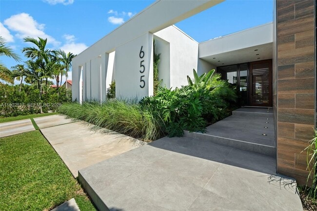 655 Layne Blvd in Hallandale Beach, FL - Building Photo - Building Photo