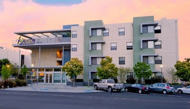 Helix at University Village in Pomona, CA - Foto de edificio - Building Photo