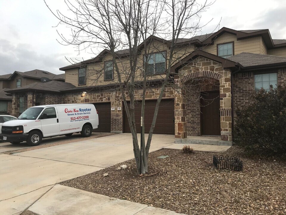 160 Creekside Villa Dr in Kyle, TX - Building Photo