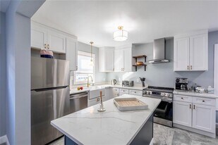 18 Hall Ave in Newport, RI - Building Photo