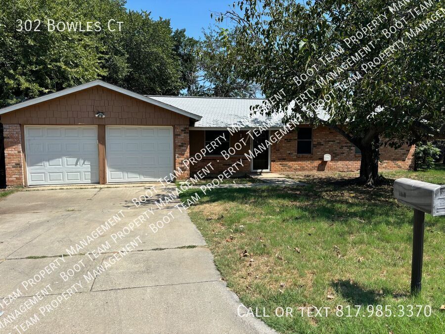 302 Bowles Ct in Kennedale, TX - Building Photo