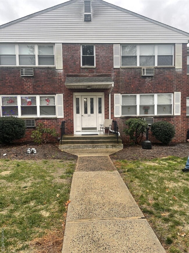 221 N Middletown Rd in Pearl River, NY - Building Photo - Building Photo