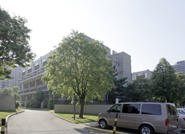 Queenscourt in Toronto, ON - Building Photo - Primary Photo