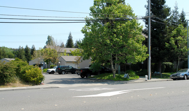 5240-5256 Old Redwood Hwy in Santa Rosa, CA - Foto de edificio - Building Photo