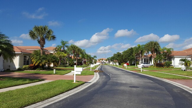 6155 Harbour Greens Dr in Greenacres, FL - Foto de edificio - Building Photo