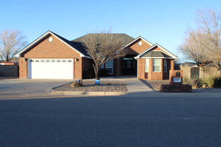 1377 Oakwood Cir in Portales, NM - Building Photo