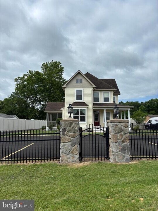 28795 Old Village Rd in Mechanicsville, MD - Building Photo