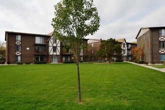 Crestline Villa Apartments in Alsip, IL - Building Photo - Building Photo