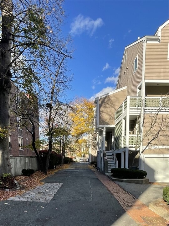 26 Alton Pl, Unit D in Brookline, MA - Building Photo