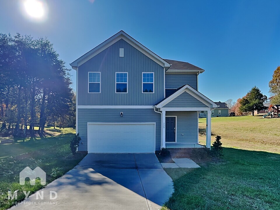 225 Lippard Springs Cir in Statesville, NC - Building Photo