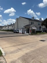 622 Wilcrest Dr, Unit 622 in Houston, TX - Building Photo - Building Photo