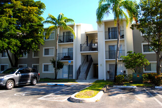 Oaks at Pompano in Pompano Beach, FL - Building Photo - Building Photo