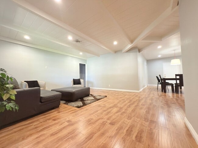 16656 Nordhoff St in Los Angeles, CA - Building Photo - Building Photo