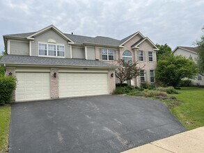 693 Providence Ln in Crystal Lake, IL - Building Photo - Building Photo