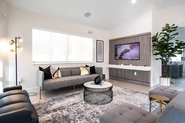 Legacy Palm Gardens in Hialeah, FL - Building Photo - Building Photo