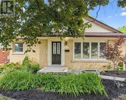 56 Dover St in Waterloo, ON - Building Photo