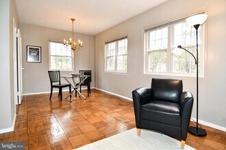1000 Valley Dr in Alexandria, VA - Building Photo - Building Photo