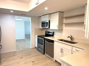 868 Darwin Rd in Venice, FL - Foto de edificio - Building Photo