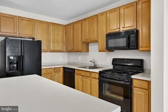 12001 Market St in Reston, VA - Foto de edificio - Building Photo