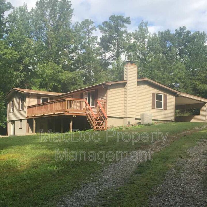 924 Swan Ln in Ruther Glen, VA - Building Photo