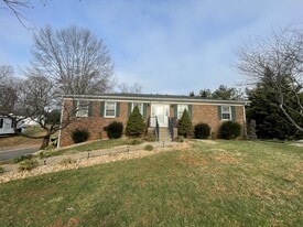 270 Londonberry Rd in Forest, VA - Building Photo