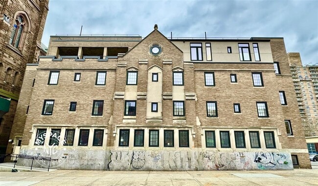 128 Montrose Ave, Unit 501 in Brooklyn, NY - Building Photo - Building Photo