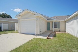8061 Stonebrook Dr in Pensacola, FL - Building Photo
