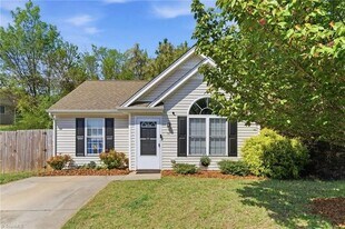 11 Franklinwood Dr in Greensboro, NC - Building Photo