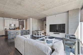215 W Lake St in Chicago, IL - Building Photo - Building Photo