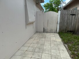 251 NE 41st St in Oakland Park, FL - Building Photo