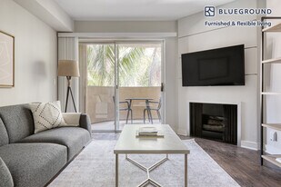 7660 Beverly Blvd in Los Angeles, CA - Building Photo