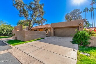 4450 E Camelback Rd in Phoenix, AZ - Building Photo - Building Photo