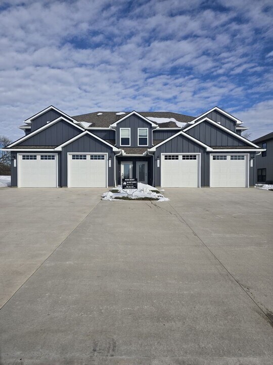 353 SE 70 Rd in Warrensburg, MO - Building Photo