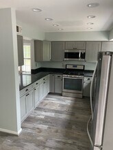 8326 Linden Oaks Ct in Lorton, VA - Foto de edificio - Building Photo