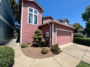 2635 Parkwood Village Ln in Central Point, OR - Building Photo - Building Photo