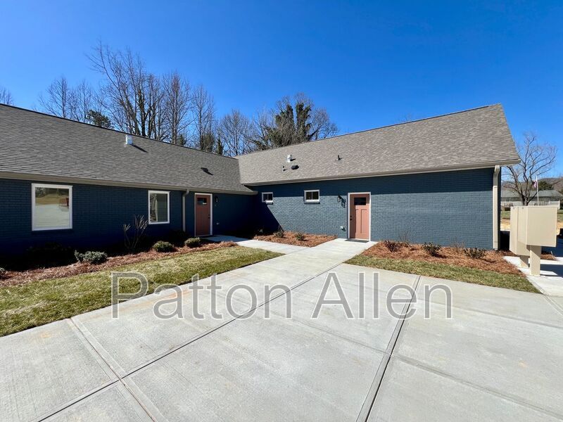 44 Catawba Valley Ct in Old Fort, NC - Foto de edificio