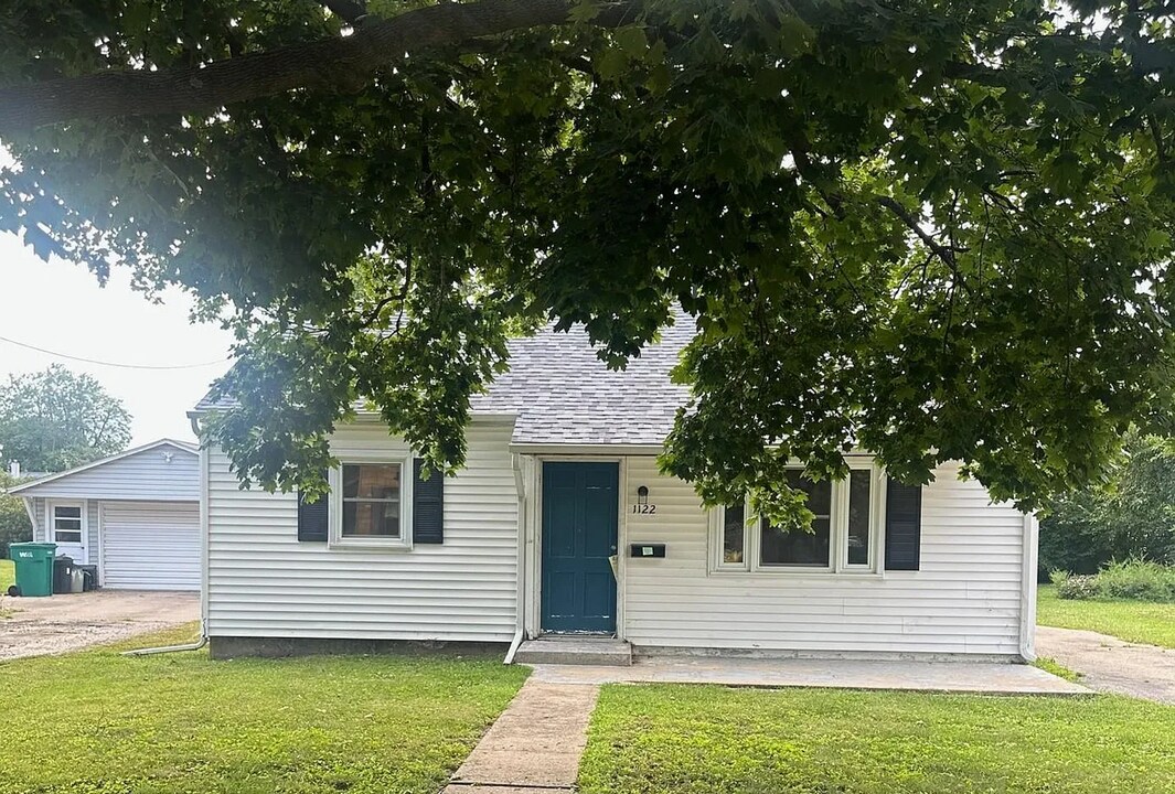 1122 Huber Ave in Galesburg, IL - Building Photo