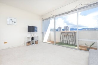 2281 Ala Wai Blvd in Honolulu, HI - Building Photo - Building Photo