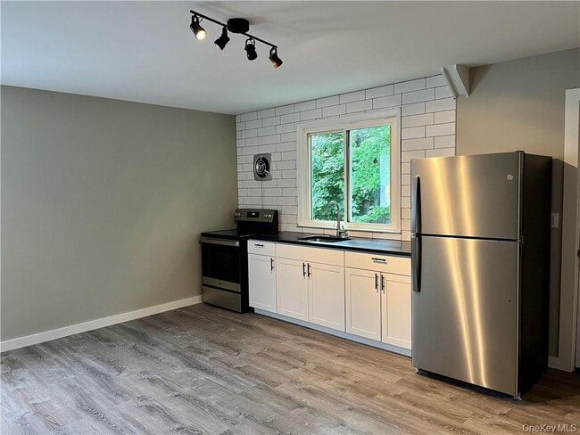 46 Sunset Dr in Bedford Hills, NY - Building Photo - Building Photo