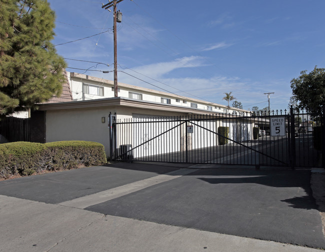 The Calais in Garden Grove, CA - Foto de edificio - Building Photo