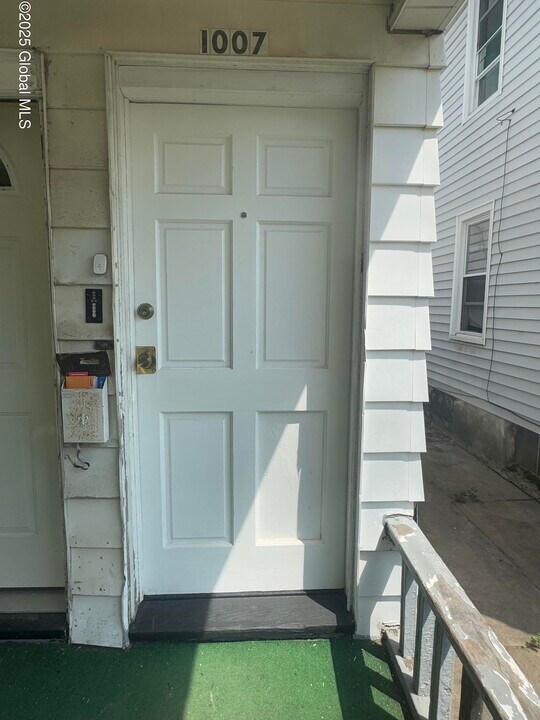 1007 Forest Rd in Schenectady, NY - Building Photo
