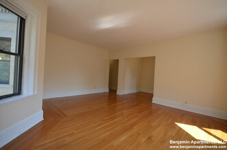 271 Saint Paul St, Unit 1 in Brookline, MA - Building Photo - Building Photo