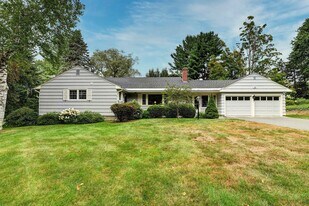 21 Valentine Rd in Pittsfield, MA - Building Photo