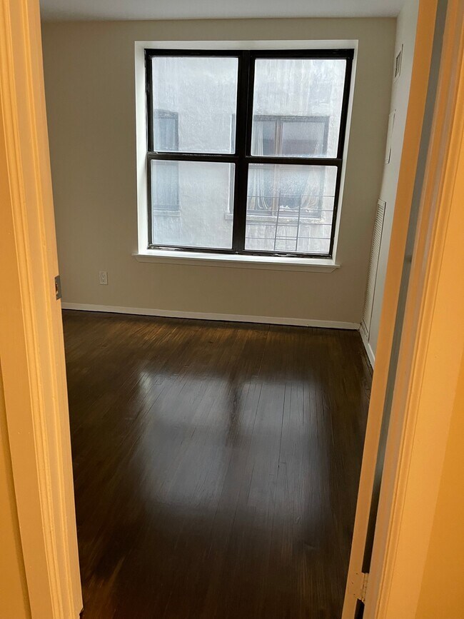 581 Academy St, Unit 1G in New York, NY - Building Photo - Building Photo