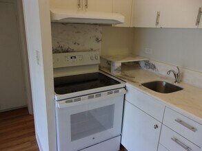 2421 Ala Wai Blvd in Honolulu, HI - Building Photo - Building Photo
