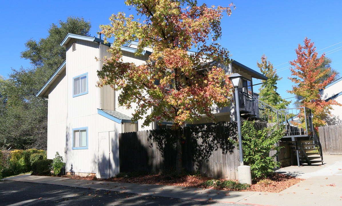 Olive Courts in Auburn, CA - Foto de edificio