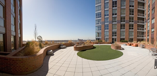 205 Marin Blvd, Unit 413 in Jersey City, NJ - Foto de edificio - Building Photo