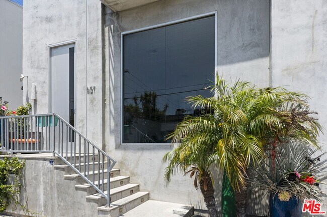 657 Mildred Ave in Los Angeles, CA - Building Photo - Building Photo