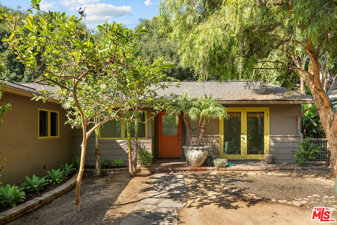 1017 Bienveneda Ave in Los Angeles, CA - Building Photo